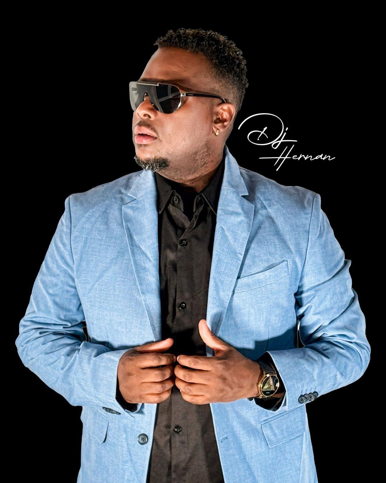 DJ Hernan con chaqueta azul y gafas de sol