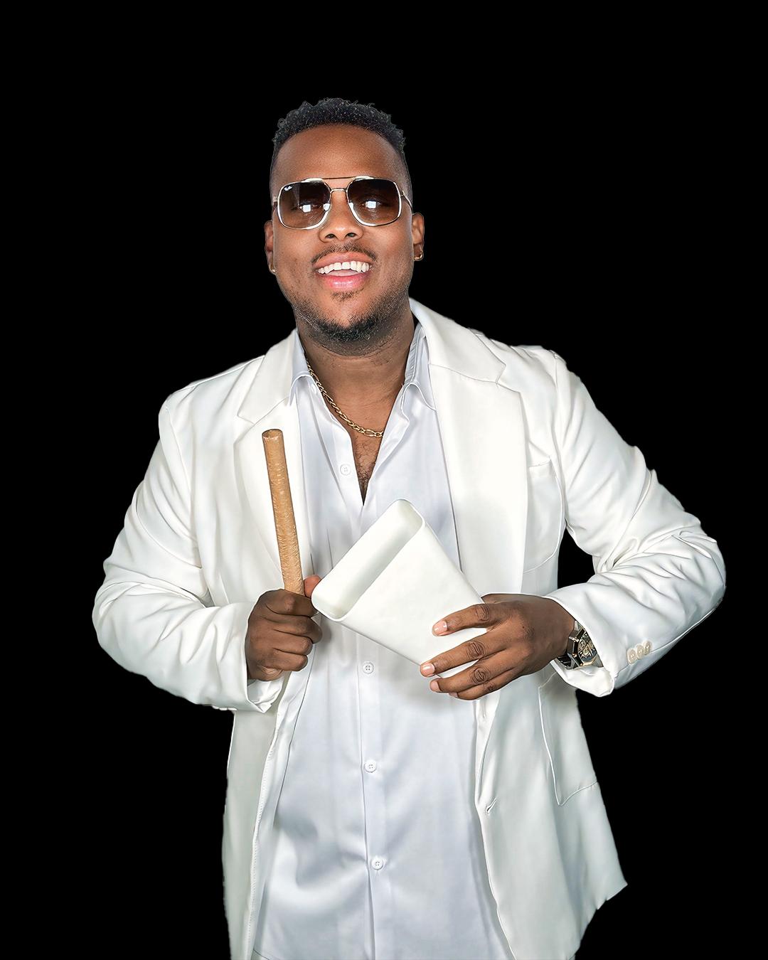 DJ Hernan con traje blanco