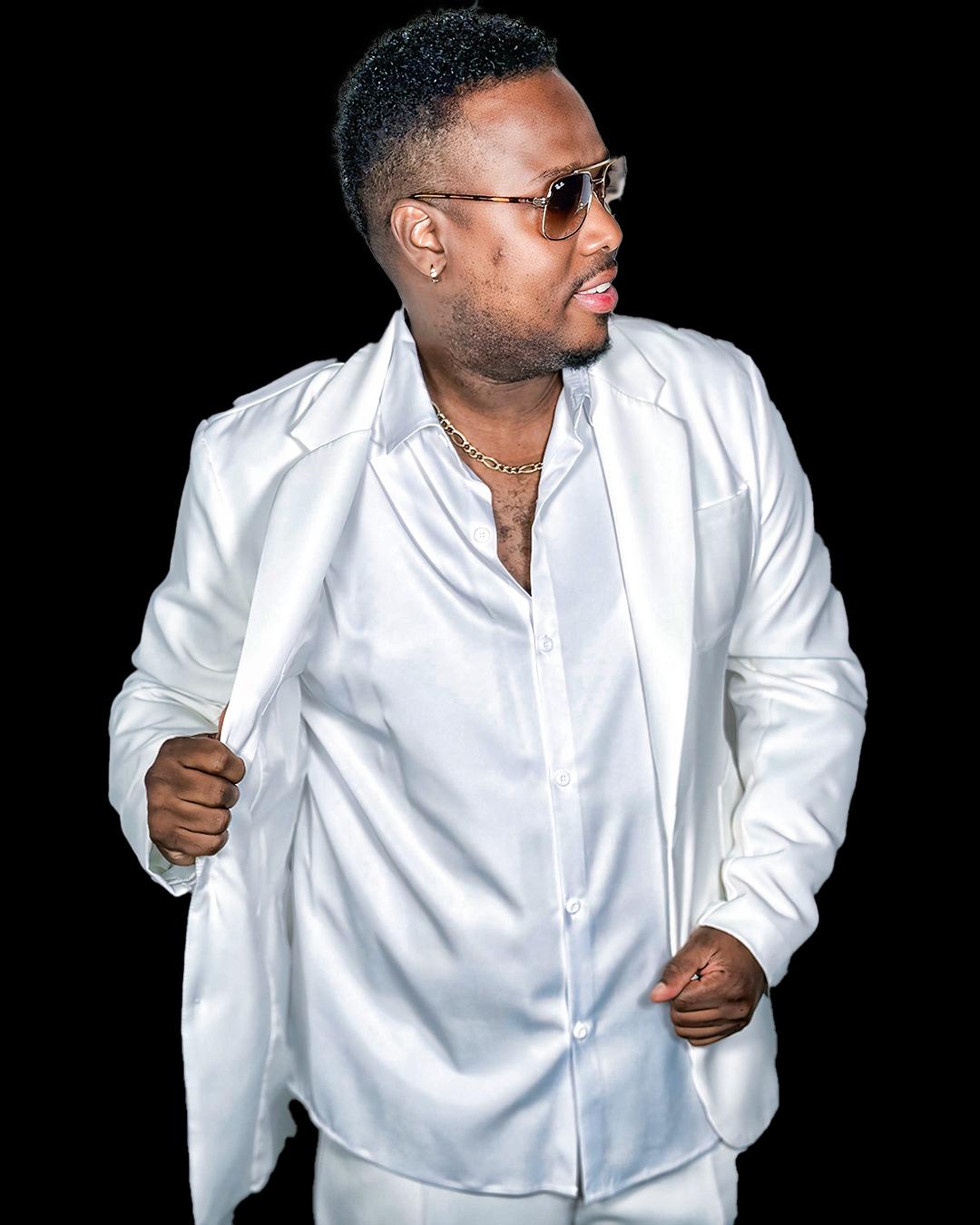 DJ Hernan con traje blanco